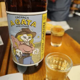 CACHAÇA CAPIM CANASTRA A GATA AMBURANA